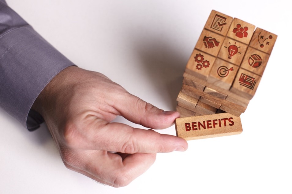 Jenga block with the label "benefits", referring to the fifth creative principle.